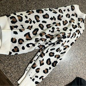 Women’s cheetah print open back sweater - size medium